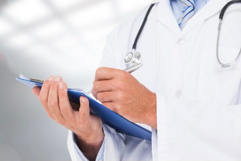 Por que médicos estão buscando uma segunda carreira na perícia médica? Judicialização da saúde amplia demanda por especialistas