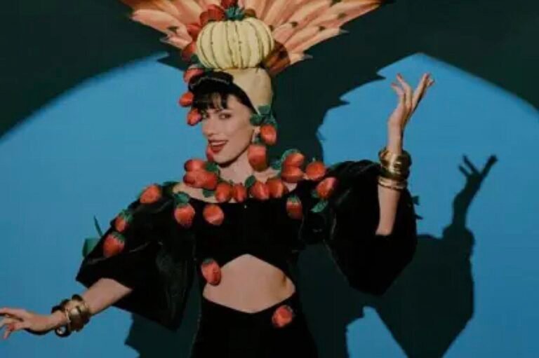 Entenda por que Anitta faz homenagem para Carmen Miranda em novo álbum