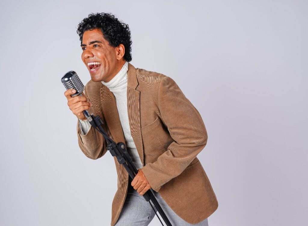 Espetáculo no Recife celebra a magia dos grandes Festivais da MPB com show de Leandro Silva