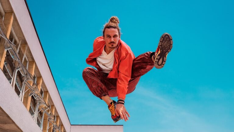Ator transforma a cidade em percurso e encontra no parkour uma linguagem para contar histórias